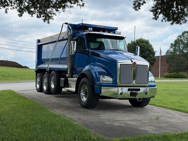 2027 Kenworth T880 Tri-Axle Dump Truck, exterior photo 2