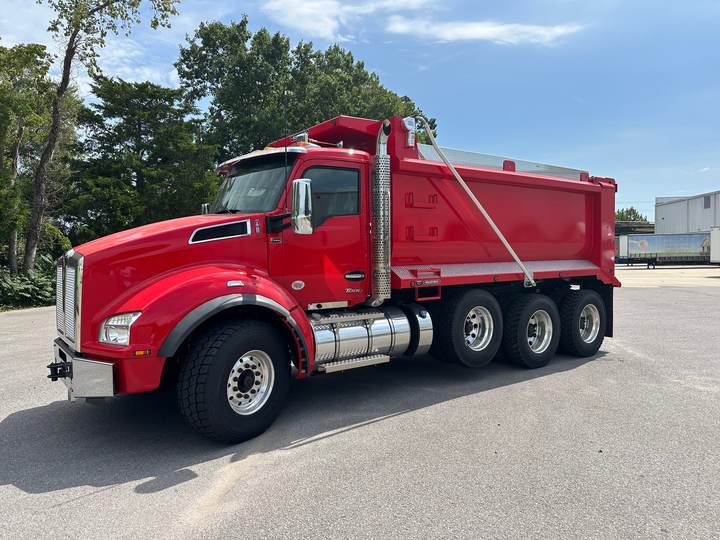 2027 Kenworth T880 Tri-Axle Dump Truck, exterior photo 2