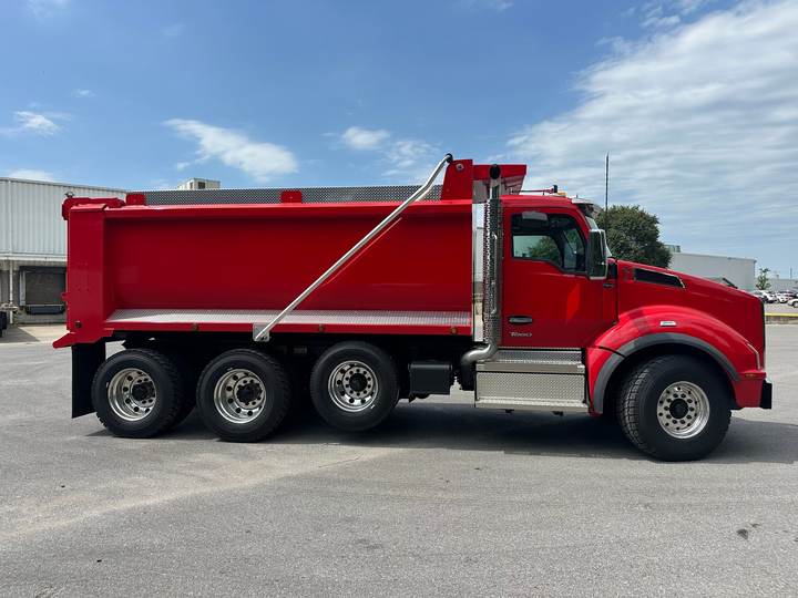 2027 Kenworth T880 Tri-Axle Dump Truck, exterior photo 5