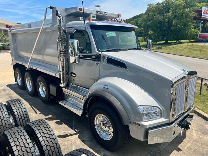2027 Kenworth T880 Tri-Axle Dump Truck, exterior photo 1
