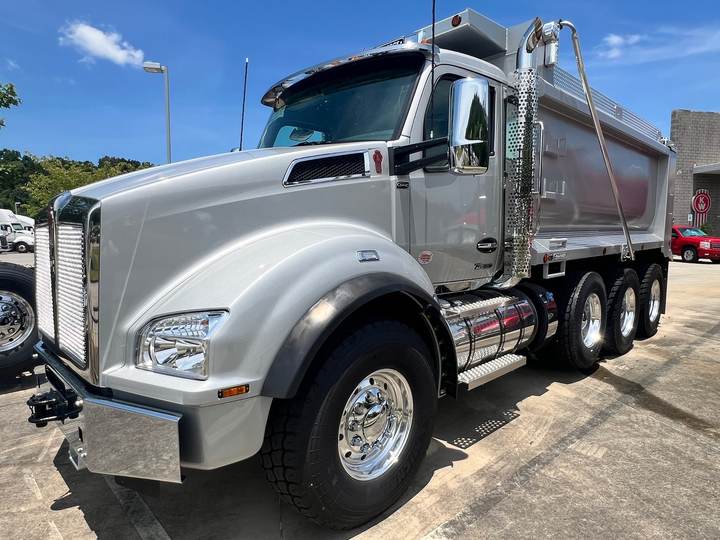 2027 Kenworth T880 Tri-Axle Dump Truck, exterior photo 2