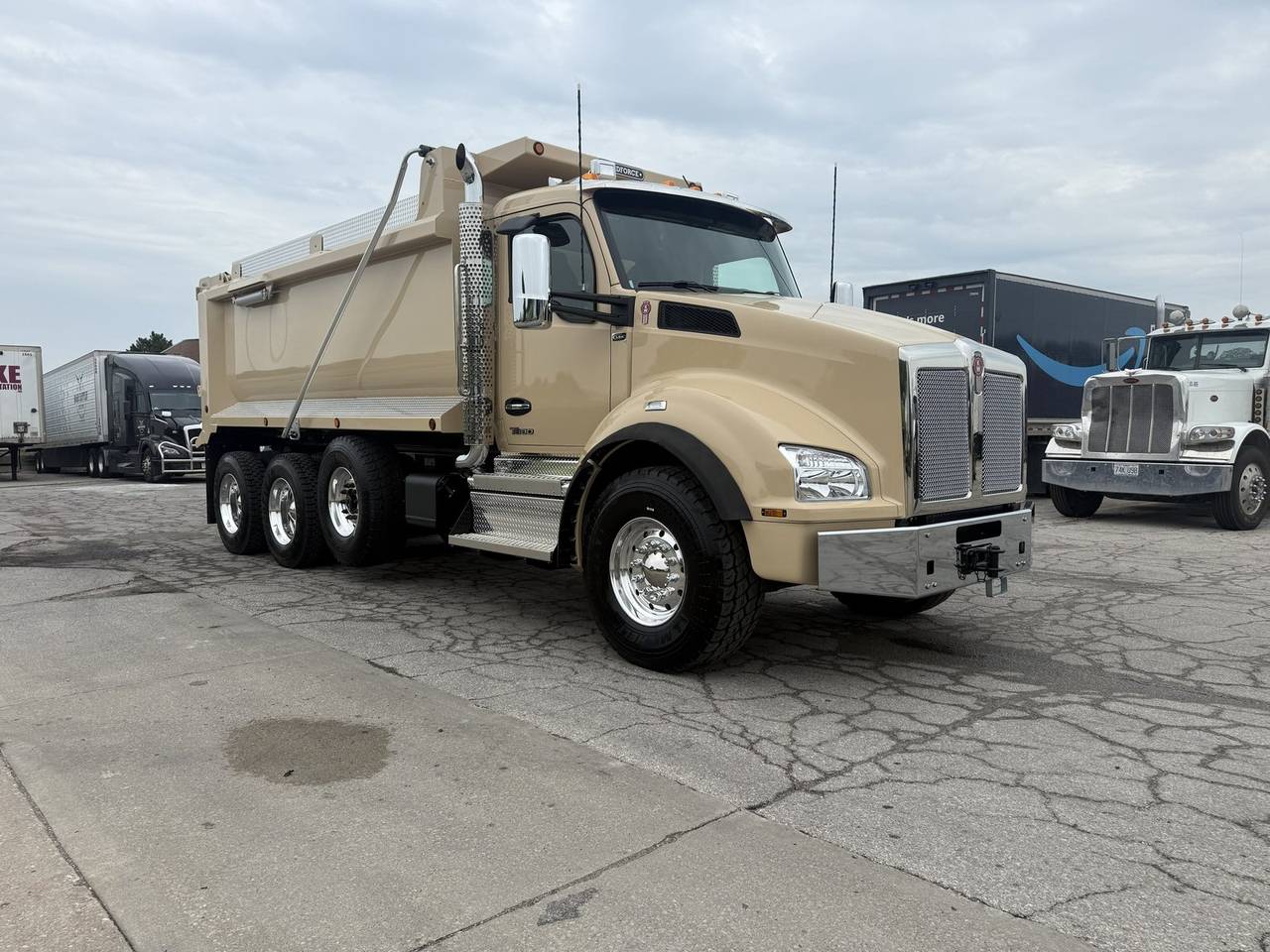 2027 Kenworth T880 Tri-Axle Dump Truck, exterior photo 1