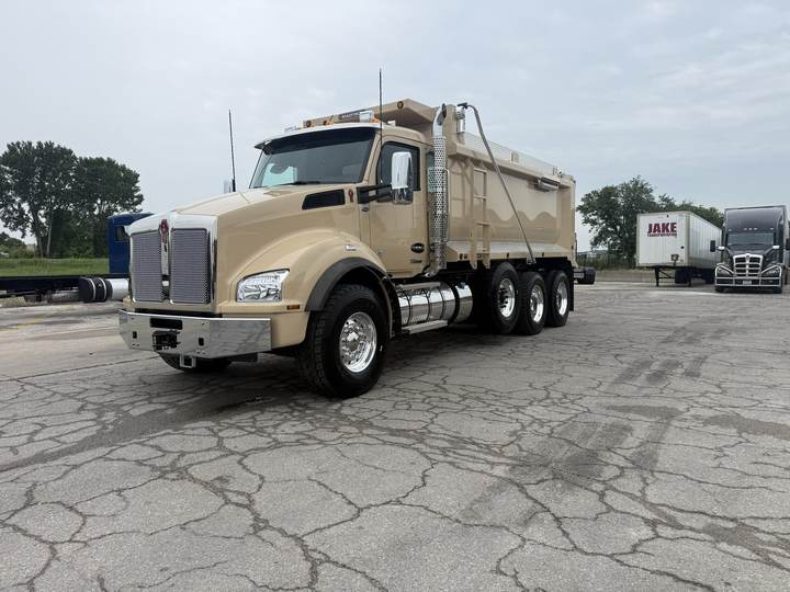2027 Kenworth T880 Tri-Axle Dump Truck, exterior photo 2