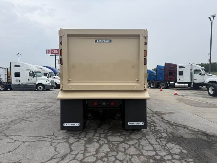 2027 Kenworth T880 Tri-Axle Dump Truck, exterior photo 3