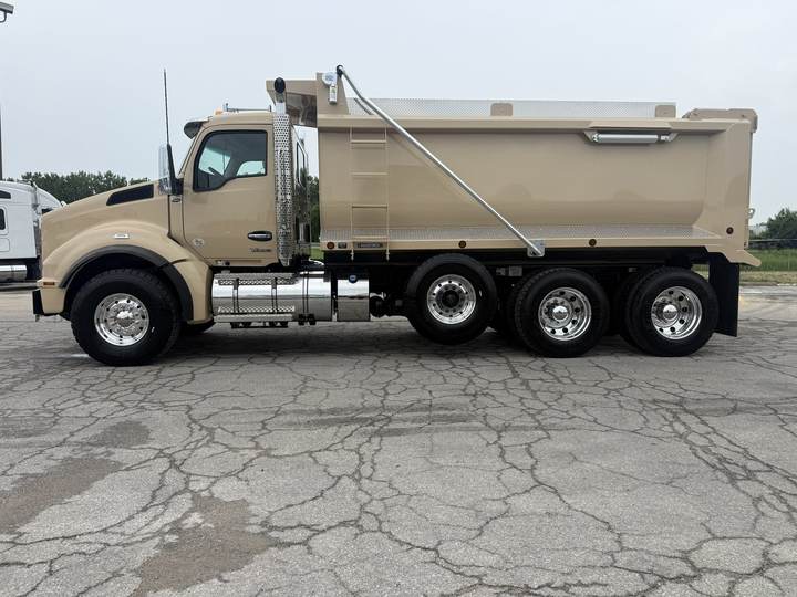 2027 Kenworth T880 Tri-Axle Dump Truck, exterior photo 4