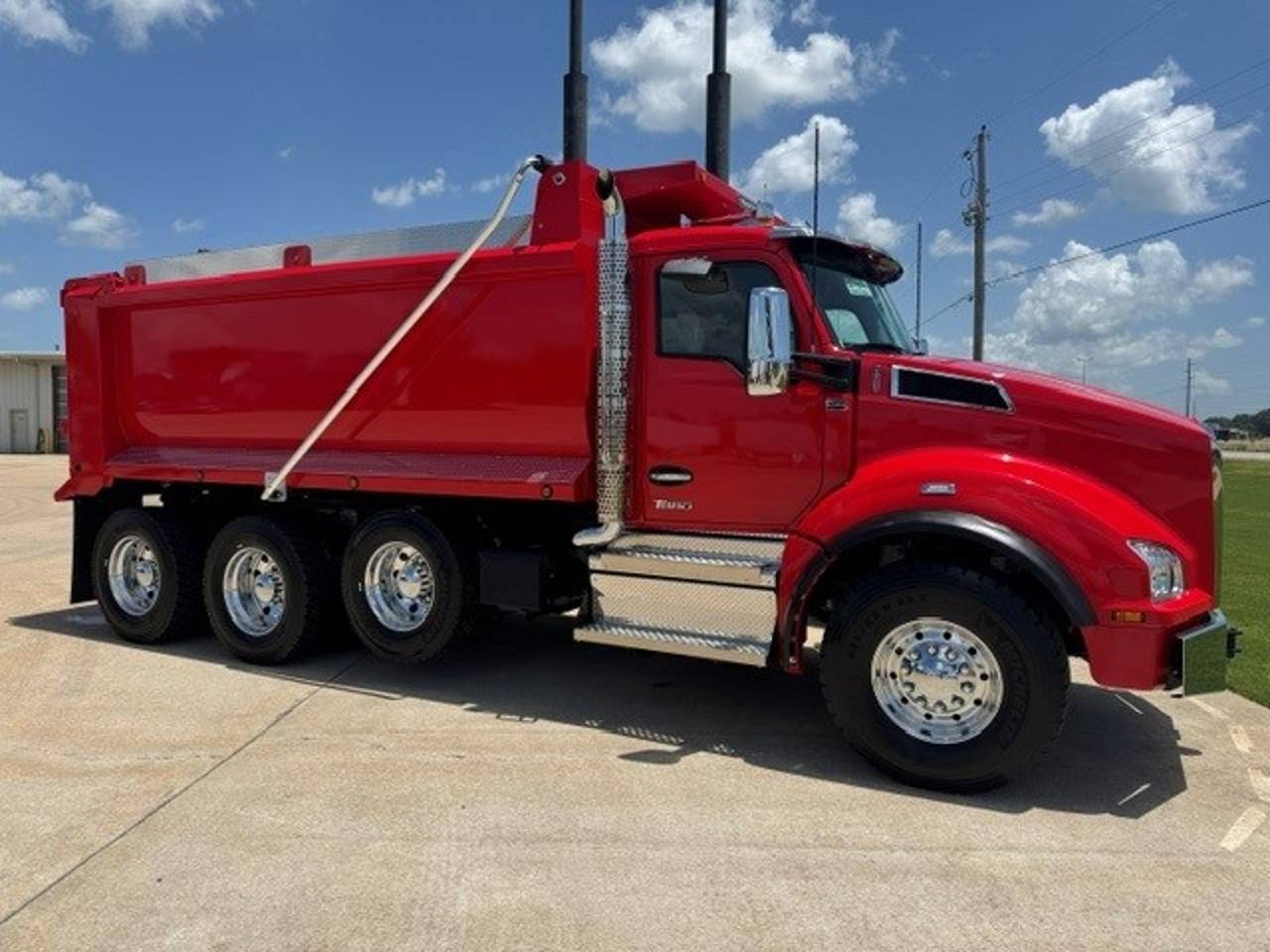 2027 Kenworth T880 Tri-Axle Dump Truck, exterior photo 1