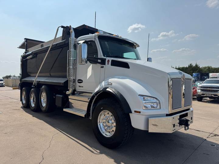 2027 Kenworth T880 Tri-Axle Dump Truck, exterior photo 1