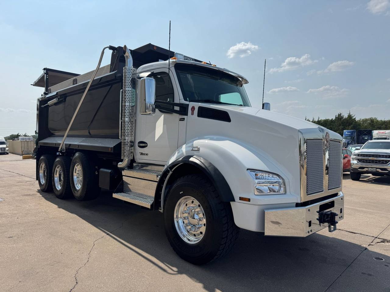 2027 Kenworth T880 Tri-Axle Dump Truck, exterior photo 1