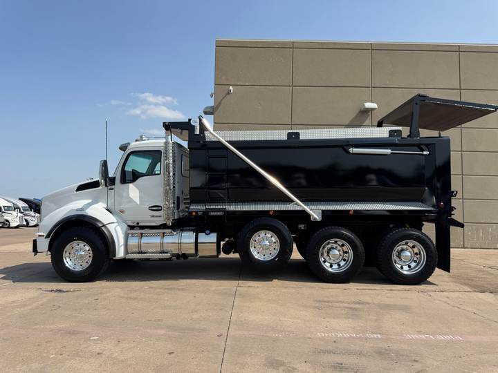 2027 Kenworth T880 Tri-Axle Dump Truck, exterior photo 2