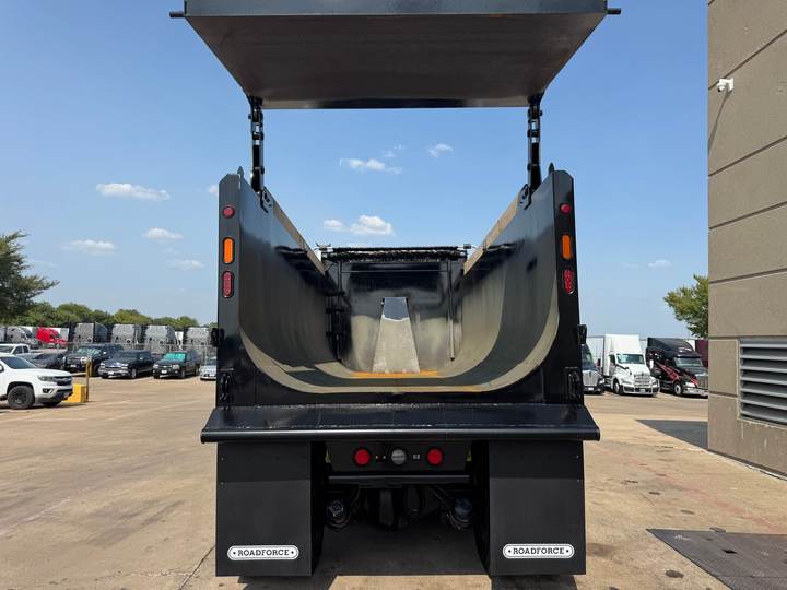 2027 Kenworth T880 Tri-Axle Dump Truck, exterior photo 3