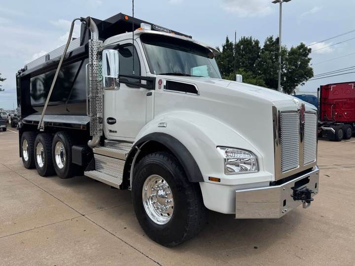 2027 Kenworth T880 Tri-Axle Dump Truck, exterior photo 1
