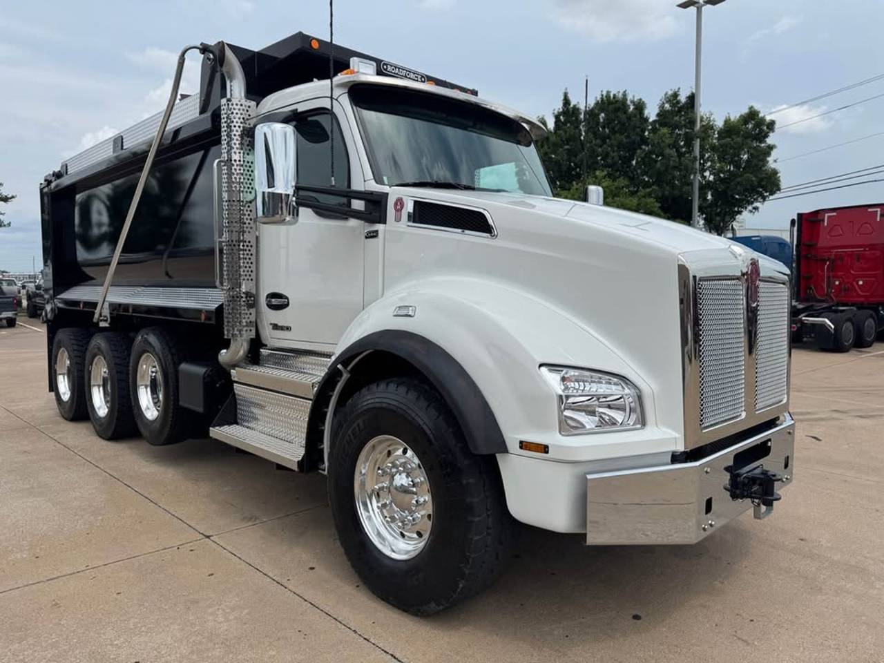 2027 Kenworth T880 Tri-Axle Dump Truck, exterior photo 1