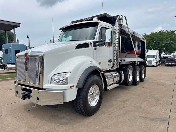 2027 Kenworth T880 Tri-Axle Dump Truck, exterior photo 2