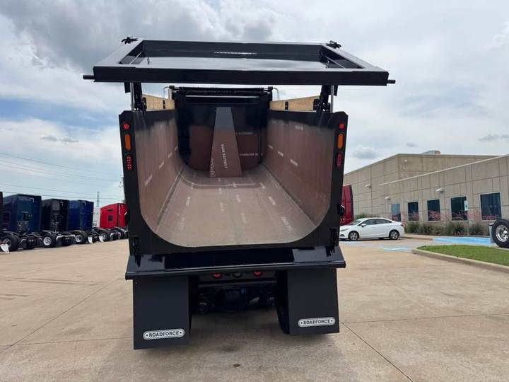 2027 Kenworth T880 Tri-Axle Dump Truck, exterior photo 3