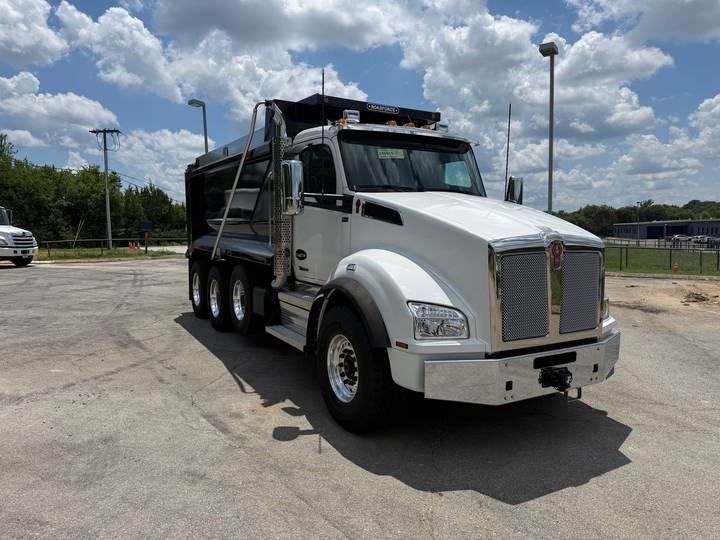 2027 Kenworth T880 Tri-Axle Dump Truck, exterior photo 1