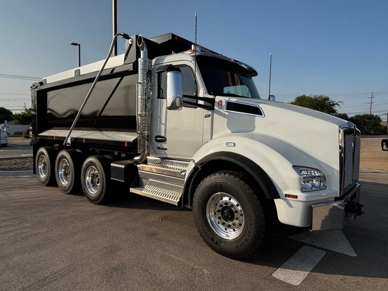 2027 Kenworth T880 Tri-Axle Dump Truck, exterior photo 1