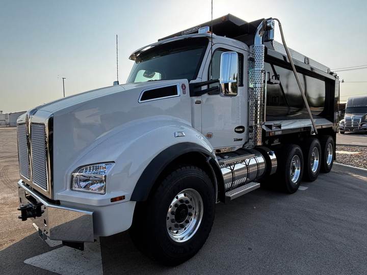 2027 Kenworth T880 Tri-Axle Dump Truck, exterior photo 3