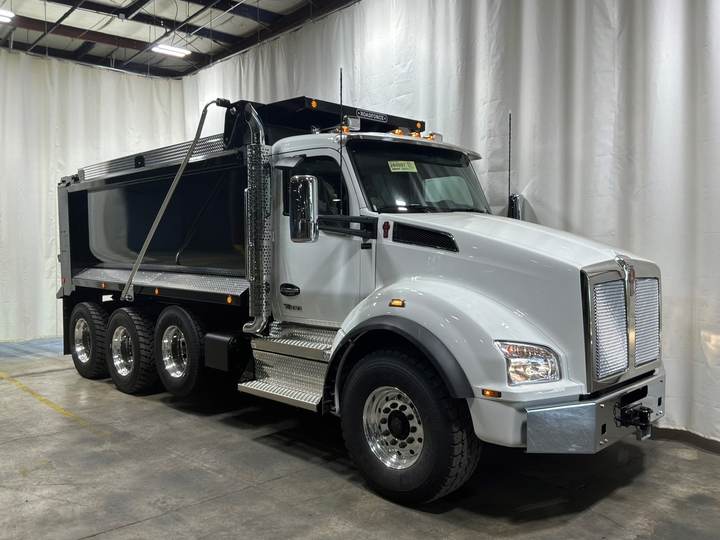 2027 Kenworth T880 Tri-Axle Dump Truck, exterior photo 1