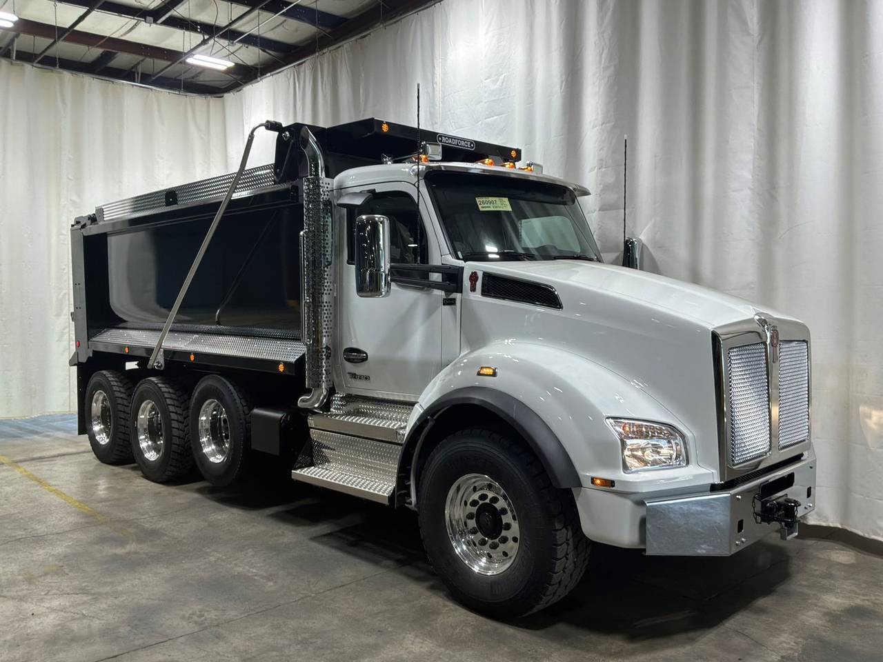 2027 Kenworth T880 Tri-Axle Dump Truck, exterior photo 1