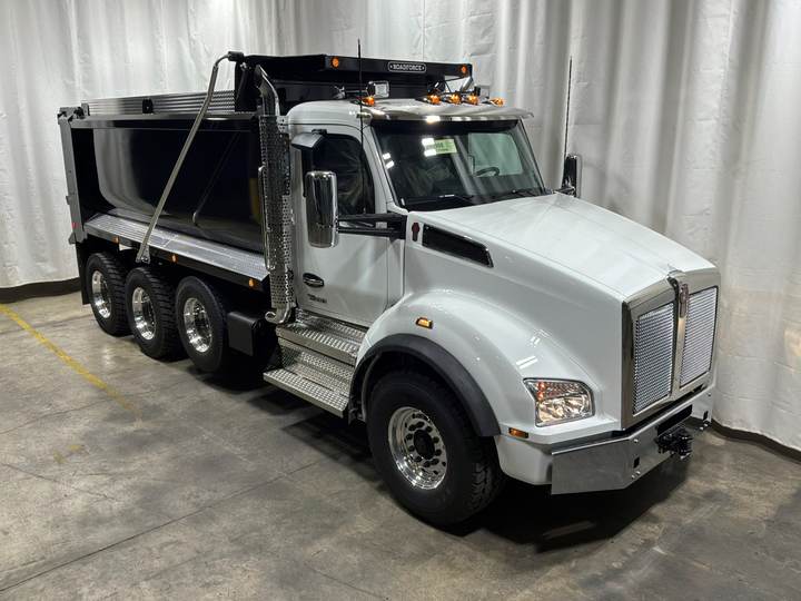 2027 Kenworth T880 Tri-Axle Dump Truck, exterior photo 1