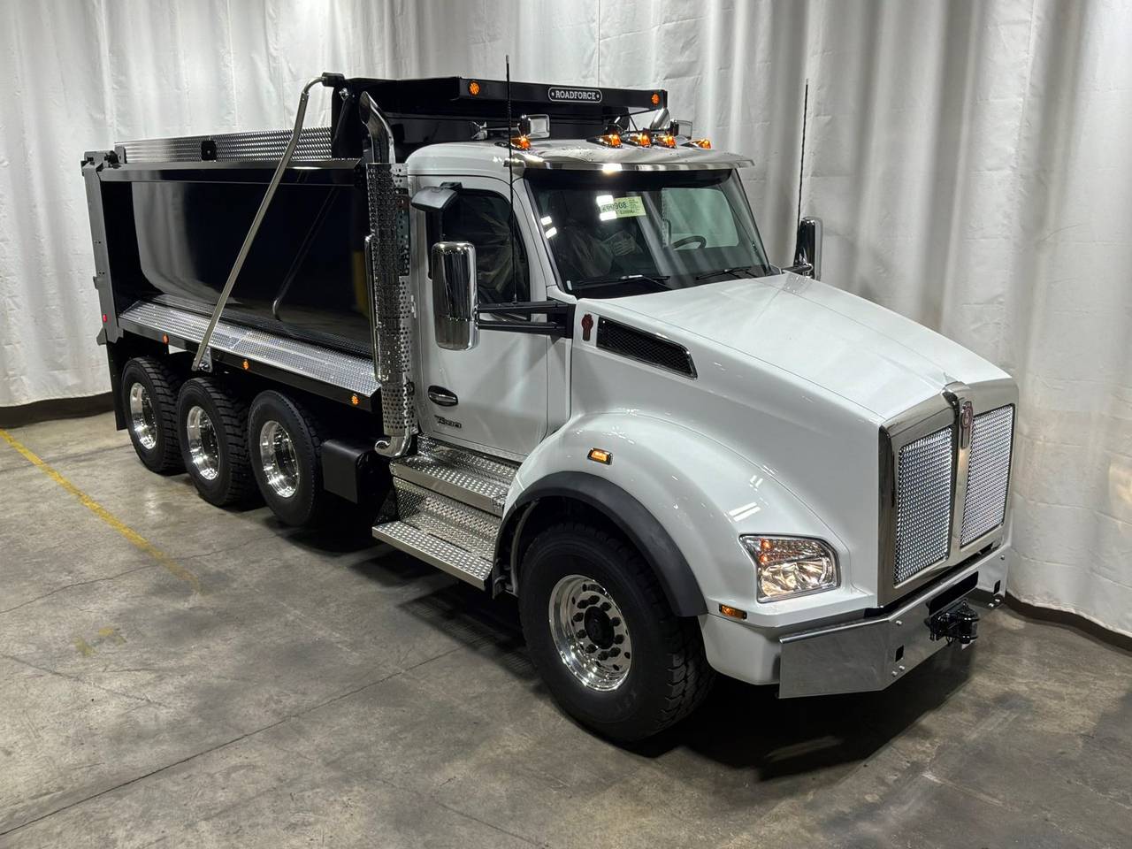 2027 Kenworth T880 Tri-Axle Dump Truck, exterior photo 1