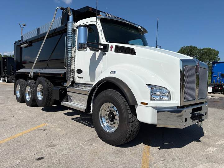 2027 Kenworth T880 Tri-Axle Dump Truck, exterior photo 1