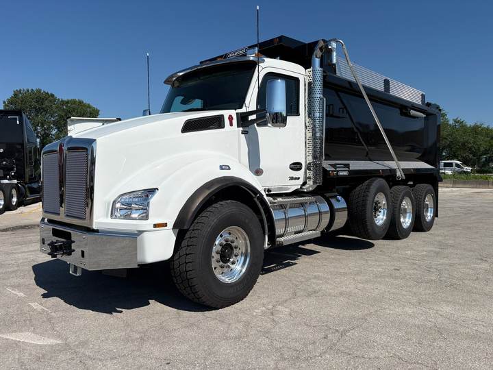 2027 Kenworth T880 Tri-Axle Dump Truck, exterior photo 2