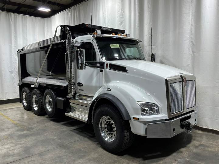 2027 Kenworth T880 Tri-Axle Dump Truck, exterior photo 1
