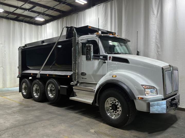 2027 Kenworth T880 Tri-Axle Dump Truck, exterior photo 1