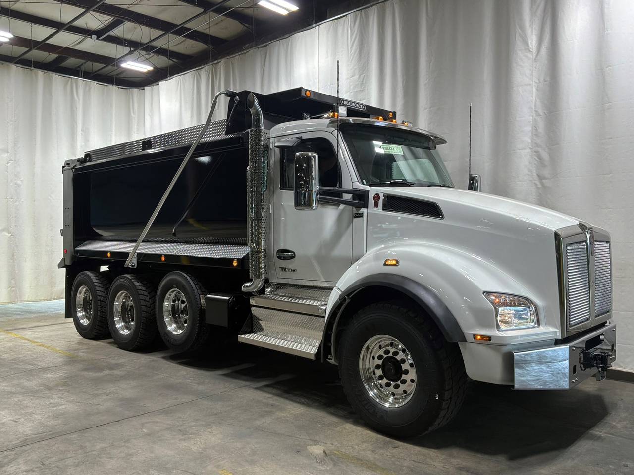 2027 Kenworth T880 Tri-Axle Dump Truck, exterior photo 1