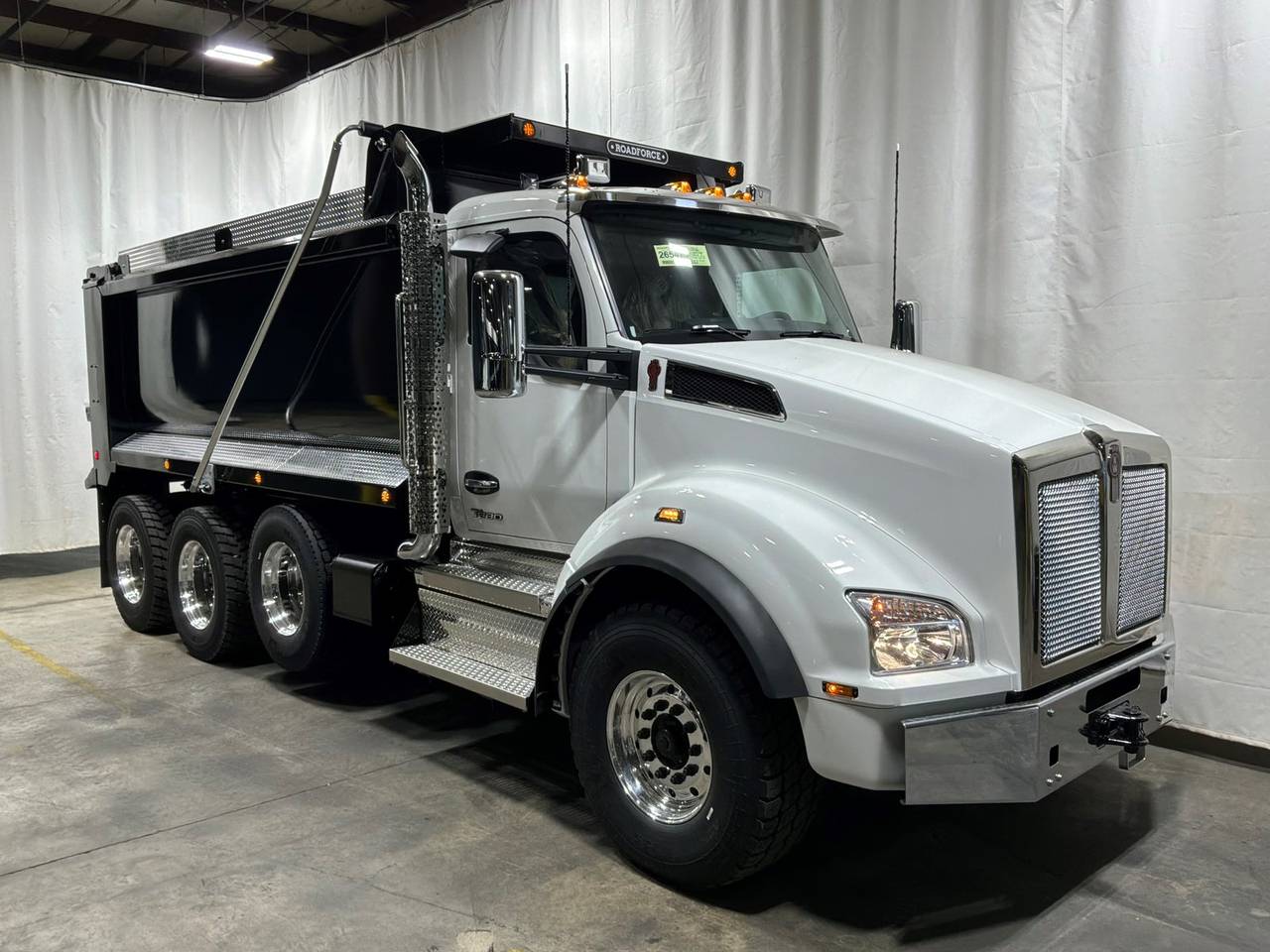 2027 Kenworth T880 Tri-Axle Dump Truck, exterior photo 1