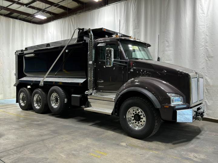 2027 Kenworth T880 Tri-Axle Dump Truck, exterior photo 1