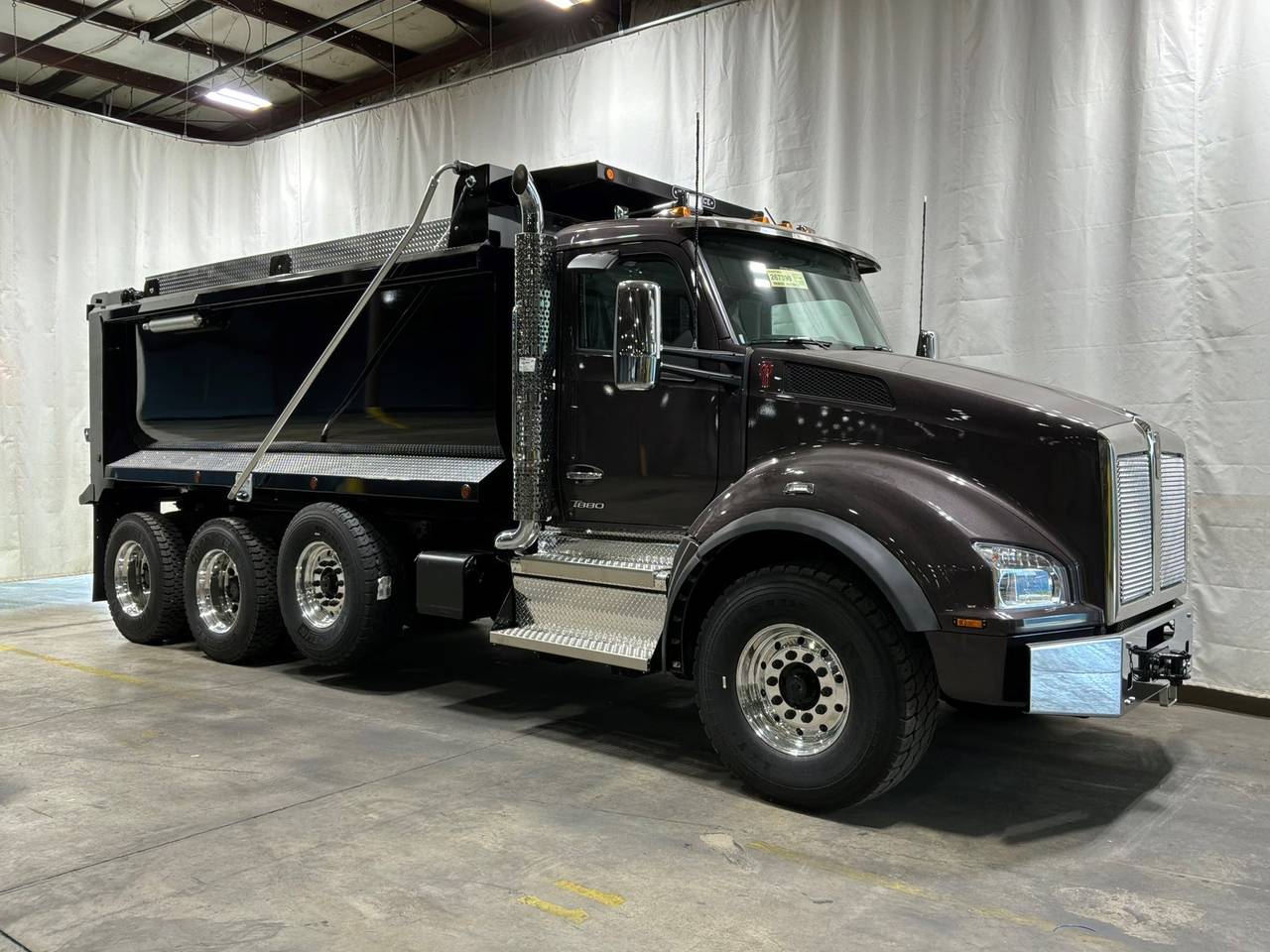 2027 Kenworth T880 Tri-Axle Dump Truck, exterior photo 1
