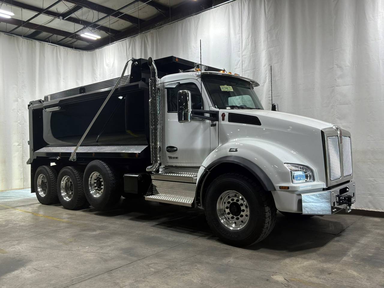 2027 Kenworth T880 Tri-Axle Dump Truck, exterior photo 1