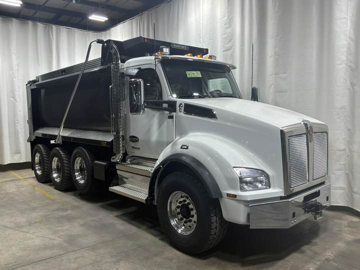 2027 Kenworth T880 Tri-Axle Dump Truck, exterior photo 1