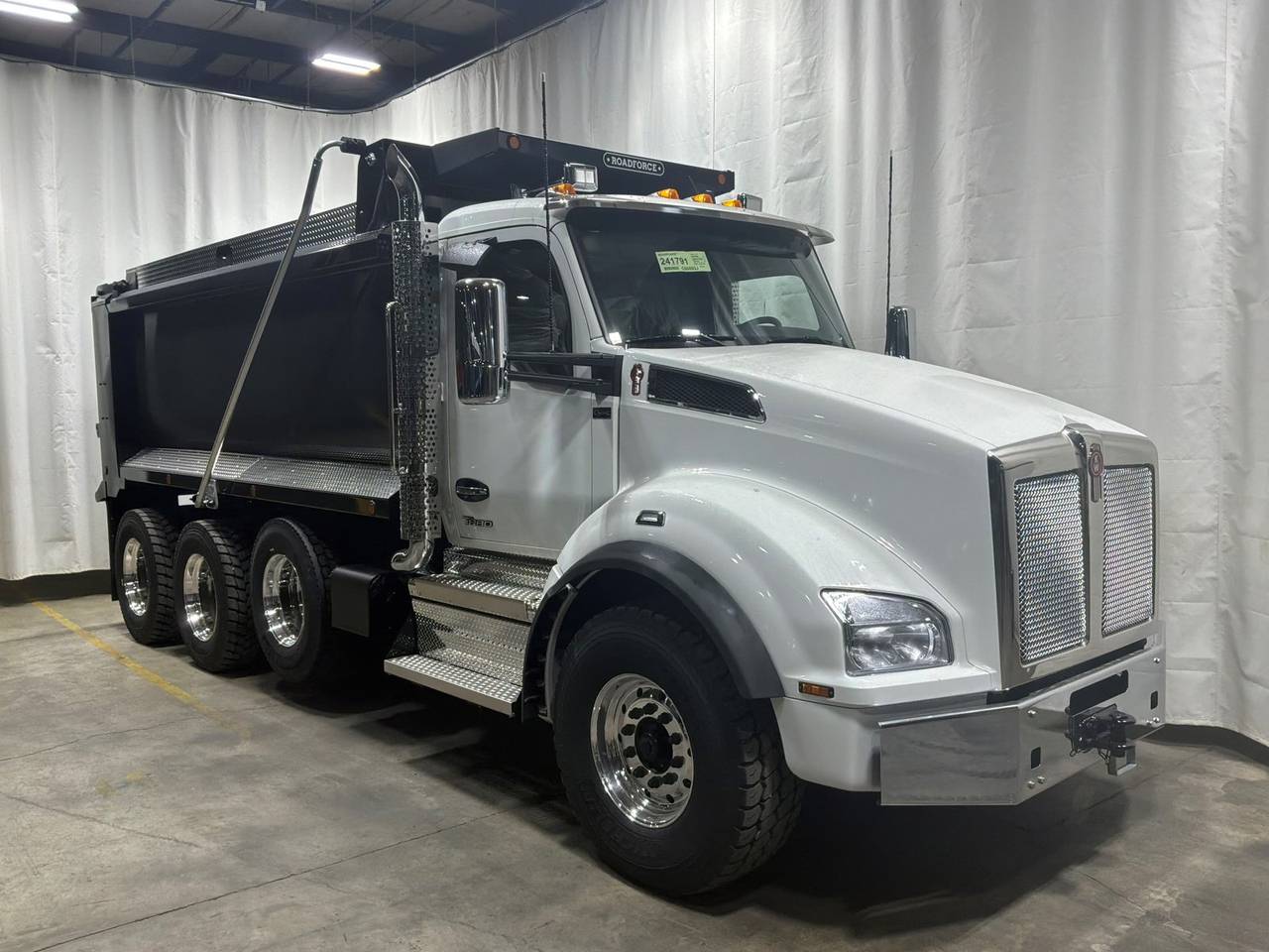 2027 Kenworth T880 Tri-Axle Dump Truck, exterior photo 1