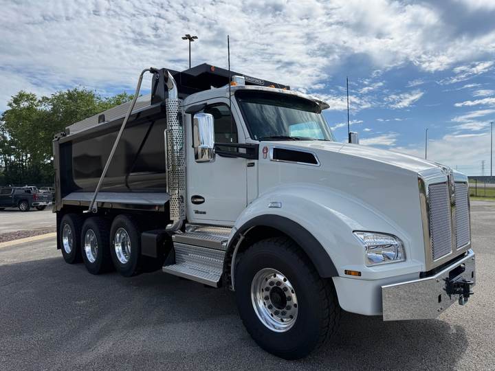 2027 Kenworth T880 Tri-Axle Dump Truck, exterior photo 3