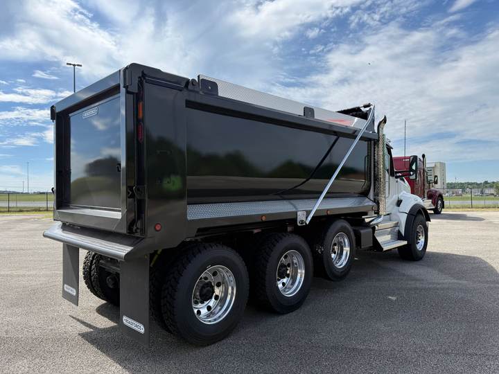2027 Kenworth T880 Tri-Axle Dump Truck, exterior photo 4