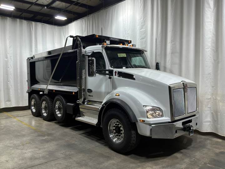 2027 Kenworth T880 Tri-Axle Dump Truck, exterior photo 1