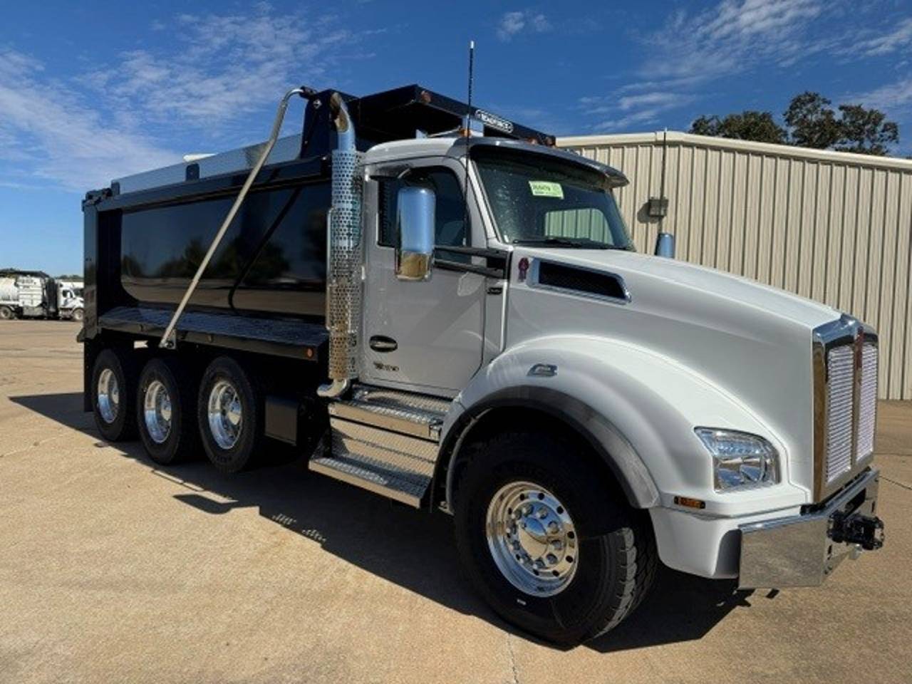 2027 Kenworth T880 Tri-Axle Dump Truck, exterior photo 1