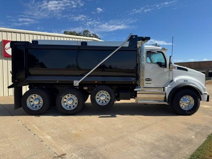 2027 Kenworth T880 Tri-Axle Dump Truck, exterior photo 2