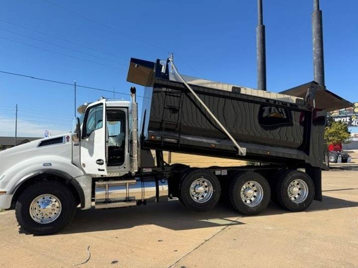 2027 Kenworth T880 Tri-Axle Dump Truck, exterior photo 3