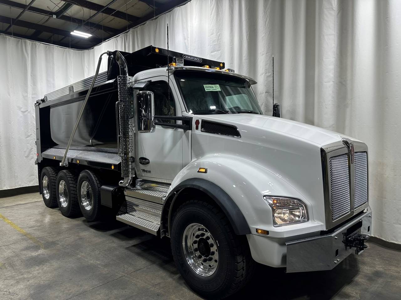 2027 Kenworth T880 Tri-Axle Dump Truck, exterior photo 1