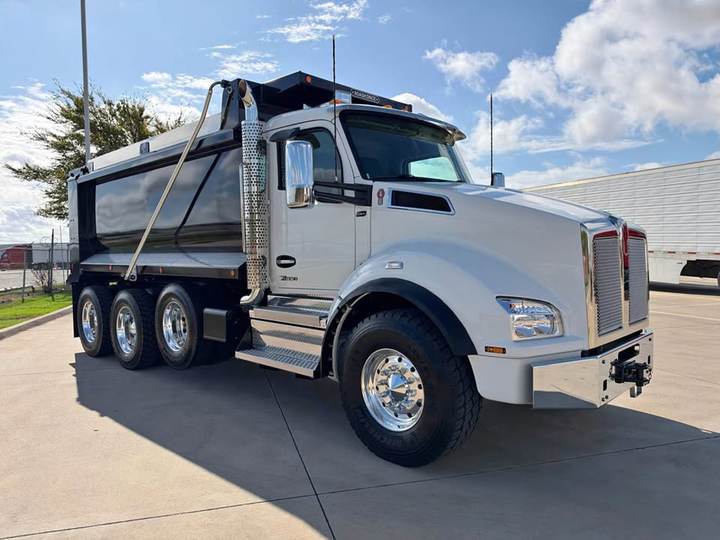 2027 Kenworth T880 Tri-Axle Dump Truck, exterior photo 1