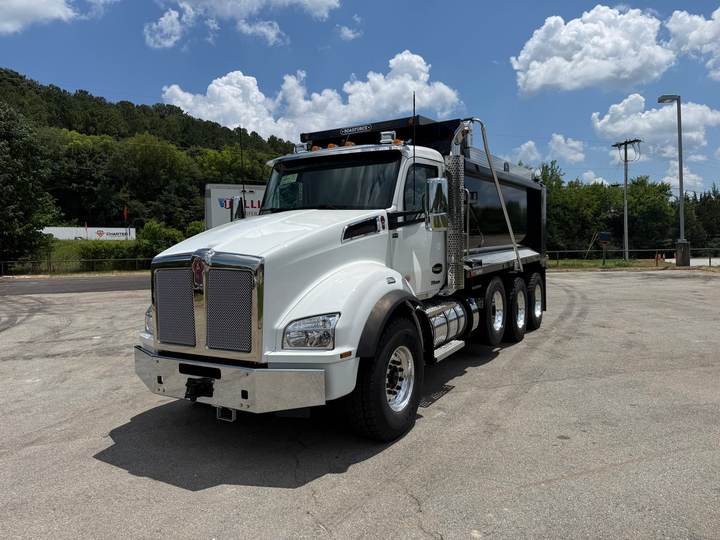 2027 Kenworth T880 Tri-Axle Dump Truck, exterior photo 2