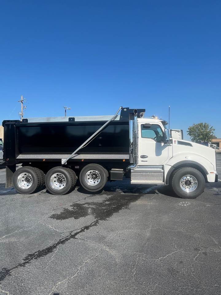 2027 Kenworth T880 Tri-Axle Dump Truck, exterior photo 5