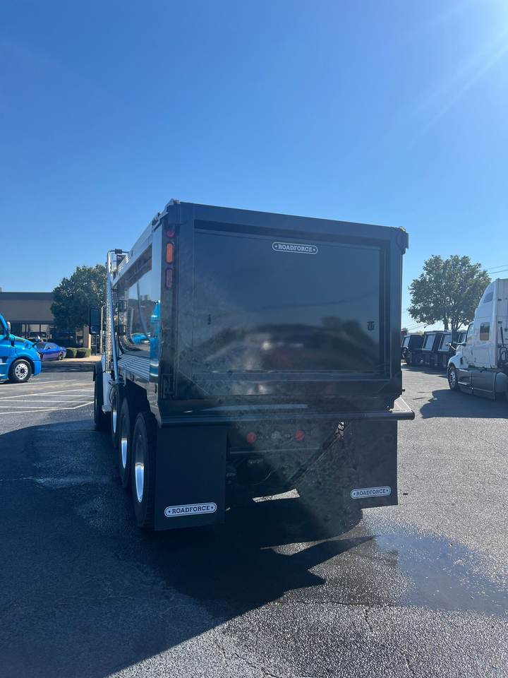 2027 Kenworth T880 Tri-Axle Dump Truck, exterior photo 3
