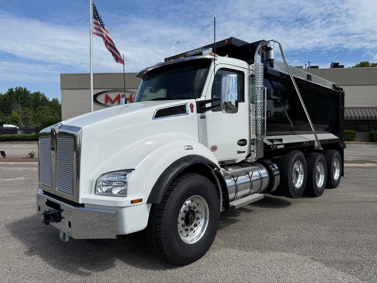 2027 Kenworth T880 Tri-Axle Dump Truck, exterior photo 1