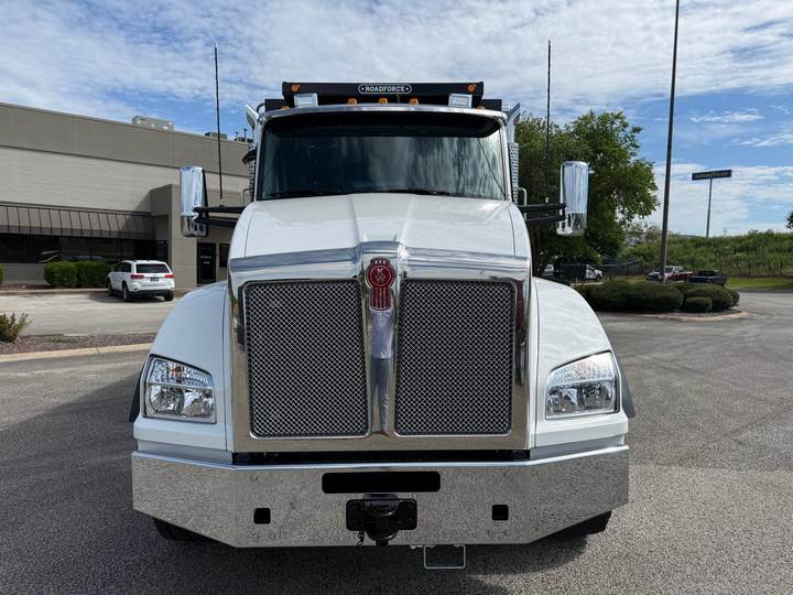 2027 Kenworth T880 Tri-Axle Dump Truck, exterior photo 2