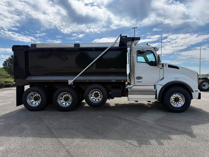 2027 Kenworth T880 Tri-Axle Dump Truck, exterior photo 4